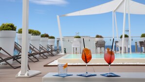 A poolside area with lounge chairs and a table with drinks. - M&F Hotel (Gallipoli)