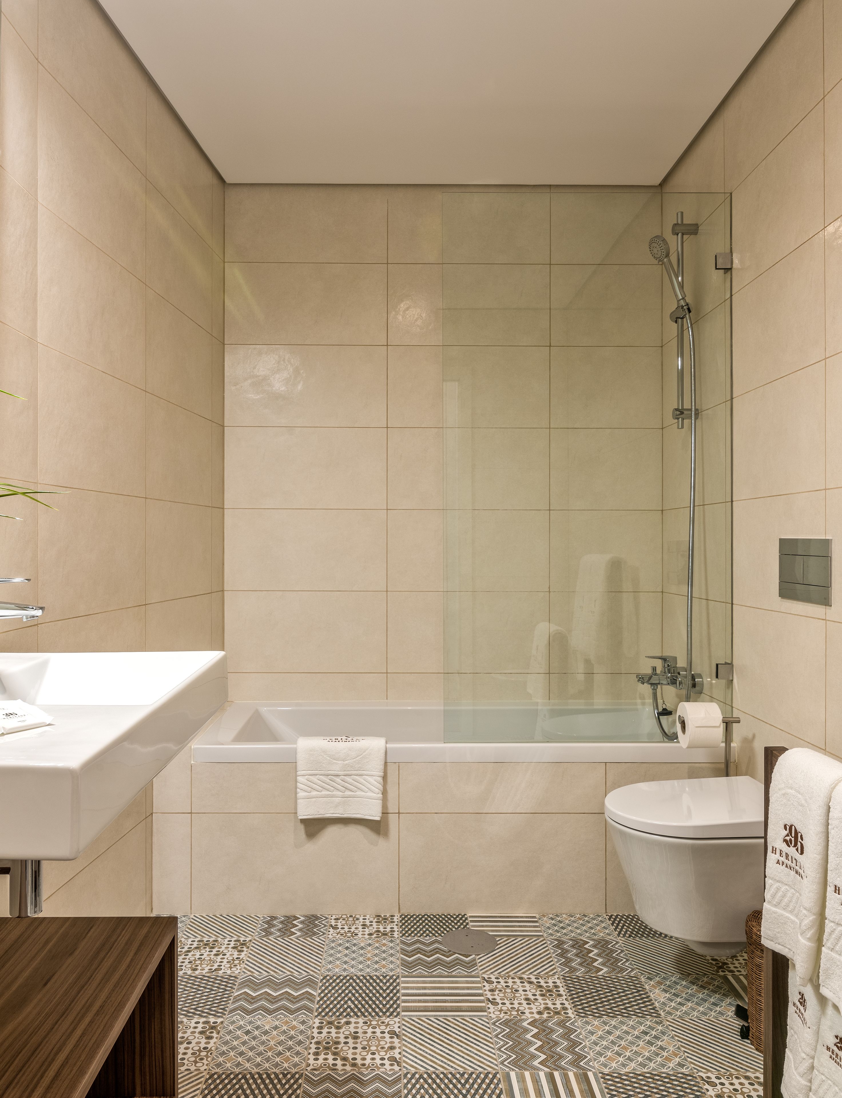 Un baño moderno con bañera, inodoro y lavabo.