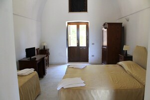 Triple Room | Desk, free WiFi