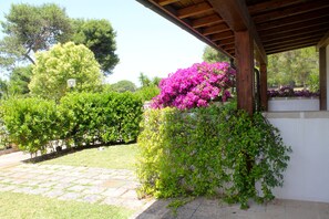 Double or Twin Room, Patio, Garden View | Bathroom | Shower, free toiletries, hair dryer, bidet - Hotel Masseria Fabrizio (Otranto)