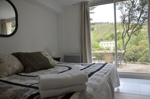 Lägenhet | Sängtillbehör av högsta kvalitet och värdeförvaringsskåp på rummet