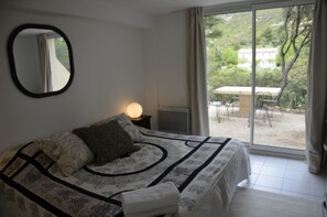 Lägenhet | Sängtillbehör av högsta kvalitet och värdeförvaringsskåp på rummet