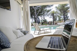 Huis, aan het zwembad | Kameruitzicht