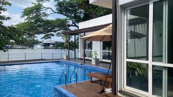 Kolam renang terbuka