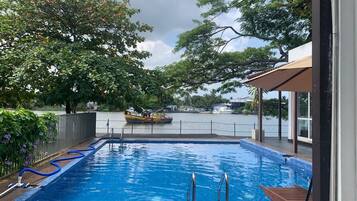 حمّام سباحة خارجي