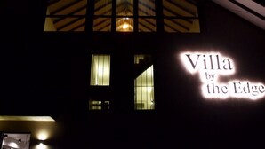 Ein Gebäude mit einem Schild, auf dem "Villa am Rand" steht.