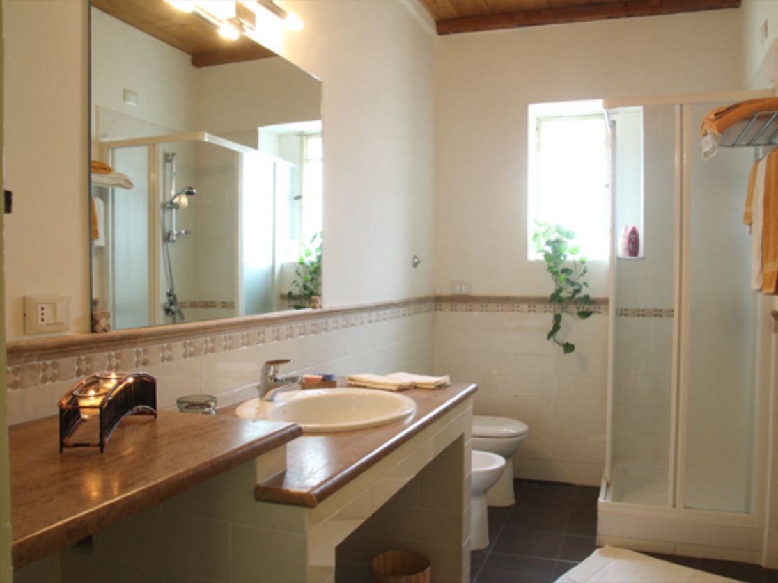 Chambre Double Deluxe | Salle de bain | Douche, douche à « effet pluie », articles de toilette gratuits