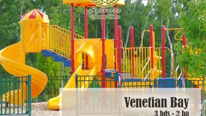 Um parquinho com um escorrega espiral amarelo e estruturas em vermelho e amarelo, identificado como "Venetian Bay 3 bds - 2 ba".