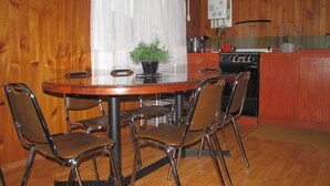 Standard-Ferienhütte, 3 Schlafzimmer | Essbereich im Zimmer