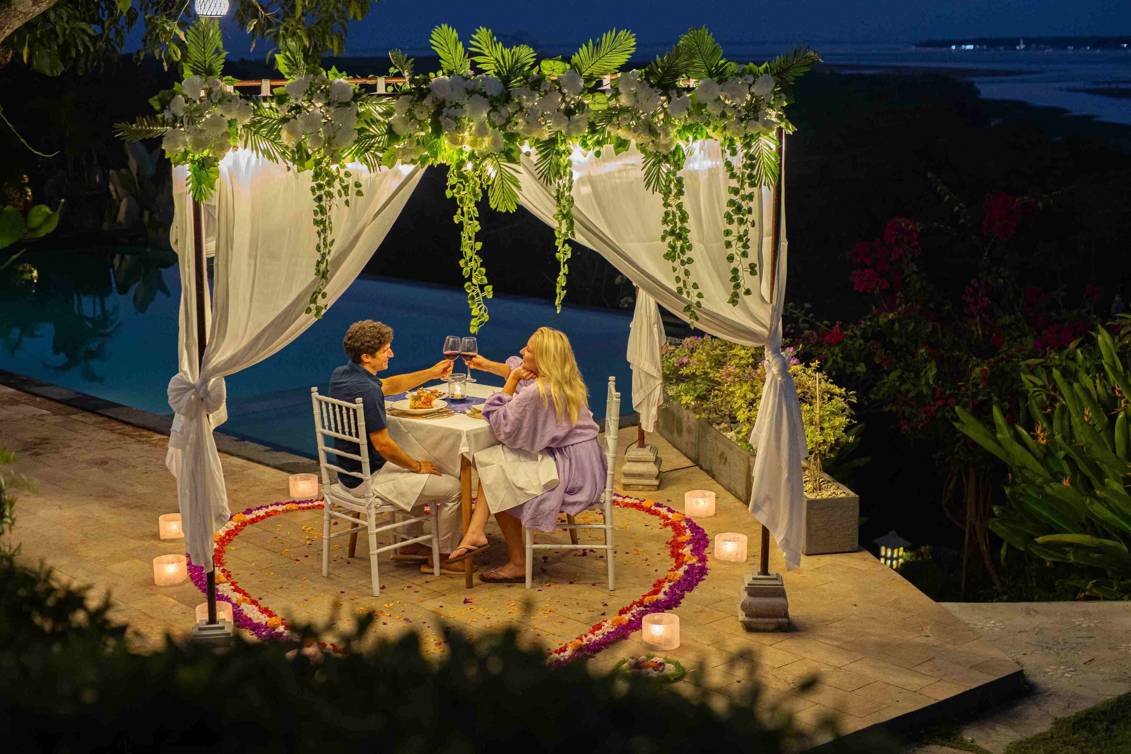 供應早餐、午餐和晚餐，當地和國際料理