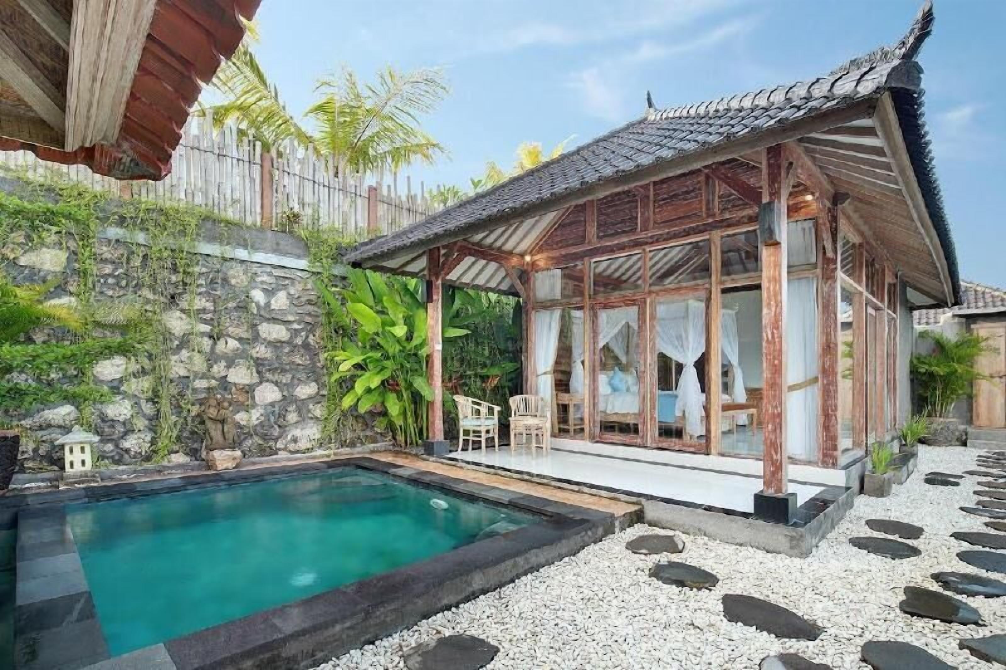 Pool | Outdoor pool, open 7:00 AM to 6:00 PM, pool umbrellas, pool loungers