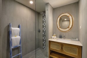 Articles de toilette gratuits, sèche-cheveux, peignoirs, chaussons