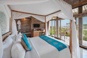 Deluxe suite, uitzicht op zee | Luxe beddengoed, een minibar, een kluis op de kamer, een bureau