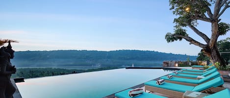 Piscine extérieure, parasols de plage, chaises longues