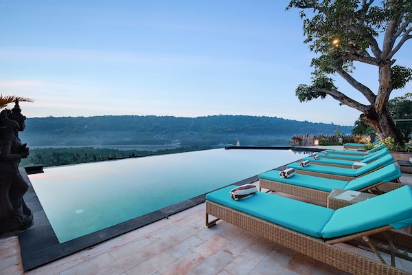 Kolam renang outdoor, dengan payung kolam renang dan kursi berjemur