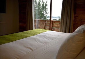 Quarto luxo, 1 cama King, vista para o lago (Nativa Suite) | Cofres nos quartos, escrivaninha, ferros/tábuas de passar roupa