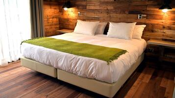 Habitación Deluxe, 1 cama de matrimonio grande, vistas al lago (Nativa Suite) | Caja fuerte, escritorio, tabla de planchar con plancha