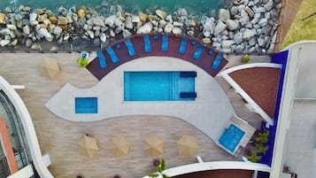 Piscina externa, funciona das 7h às 22h, espreguiçadeiras