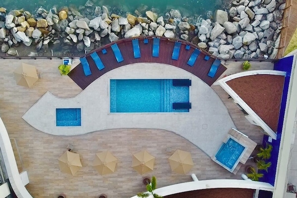 Piscina all'aperto, con ingresso dalle 07:00 alle 22:00, lettini