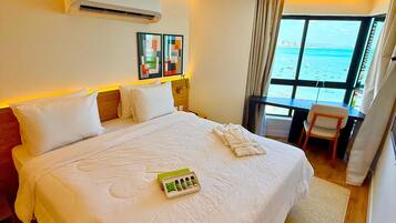 Portofino | Minibar, in-room safe, desk, laptop workspace