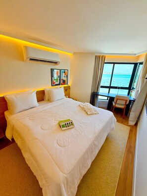 Superior appartement | Een minibar, een kluis op de kamer, een bureau, een laptopwerkplek