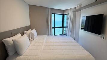 Minibar, caja de seguridad en la habitación y escritorio