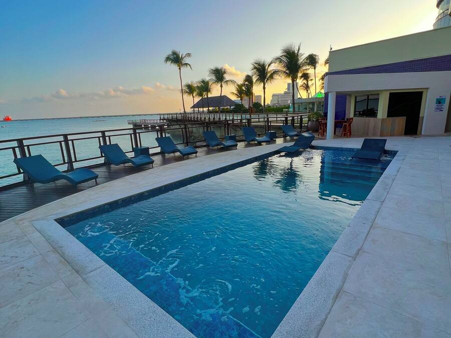 Alberca al aire libre, acceso de 07:00 a 22:00, y camastros