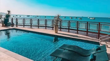 Utendørsbasseng og solsenger