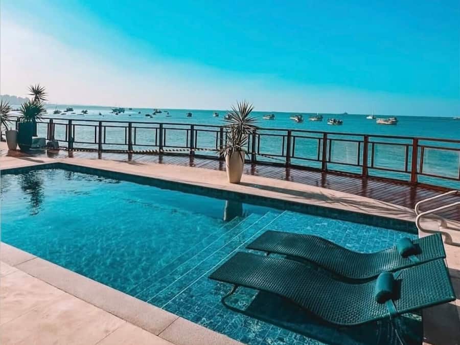 Ulkouima-allas avoinna 7.00–22.00, aurinkotuoleja