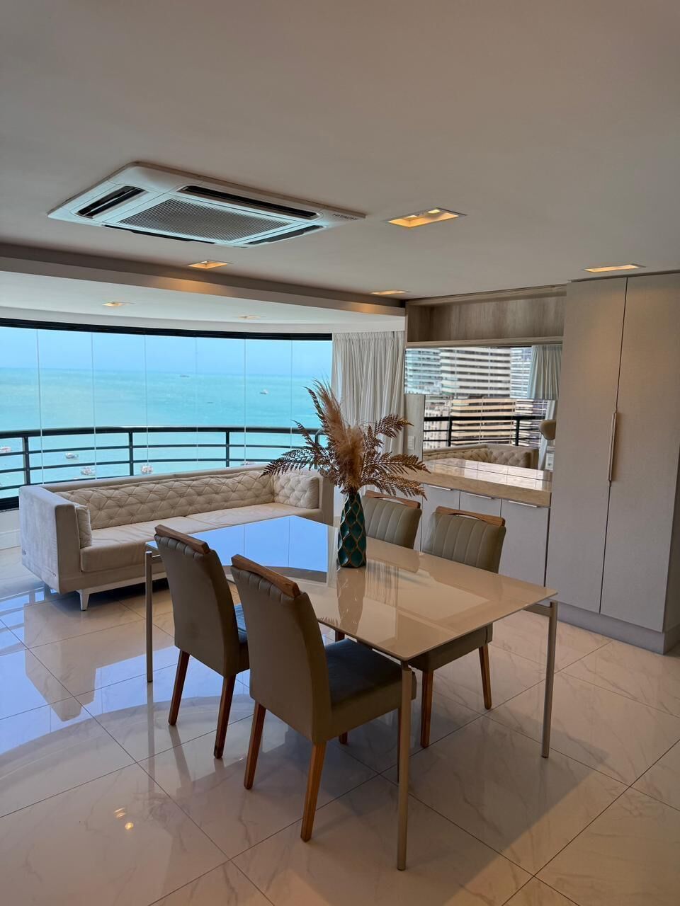 Suite presidencial, mirando al mar | Zona de estar | Televisión LCD de 32 pulgadas con canales por cable, una televisión