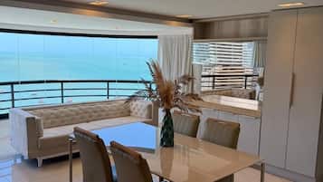 Suite presidencial, mirando al mar | Zona de estar | Televisión LCD de 32 pulgadas con canales por cable, una televisión