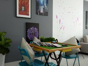 Familienapartment, 4 Schlafzimmer | Wohnbereich | Flachbildfernseher