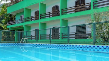Piscina externa, funciona das 10h às 21h, guarda-sóis, espreguiçadeiras