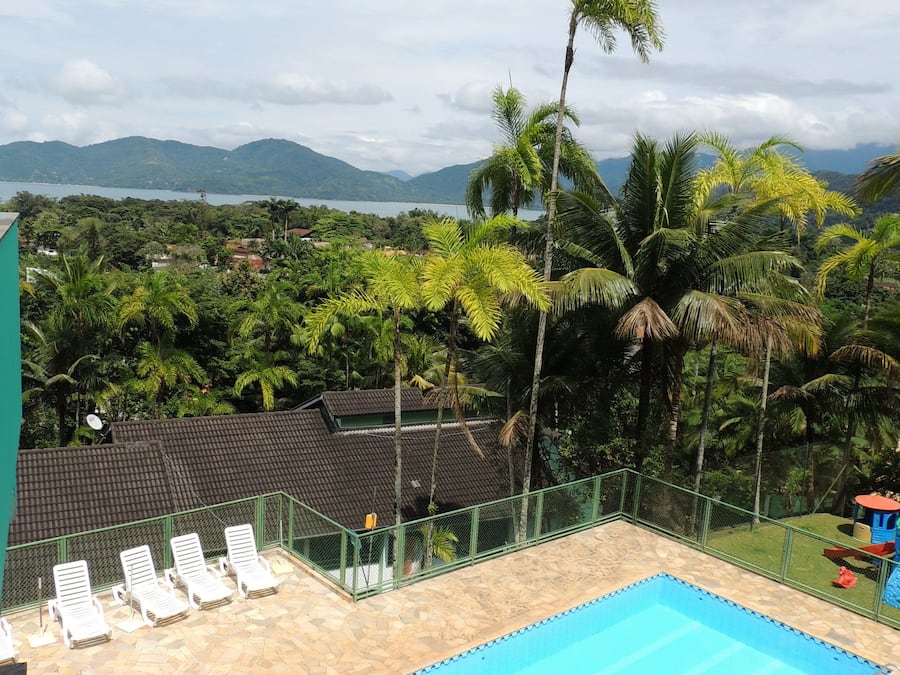 Piscina externa, funciona das 10h às 21h, guarda-sóis, espreguiçadeiras