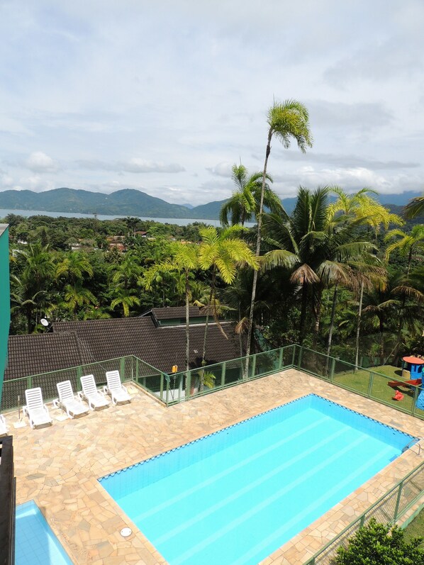 Outdoor pool, open 10:00 AM to 9:00 PM, pool umbrellas, pool loungers - Marencanto Pousada (Ubatuba)