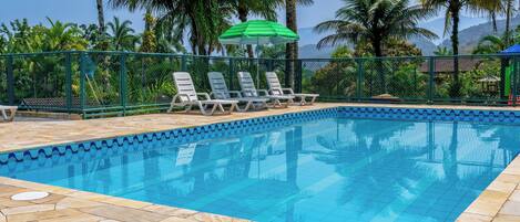 Udendørs pool, åben fra kl. 10.00 til kl. 21.00, parasoller, liggestole