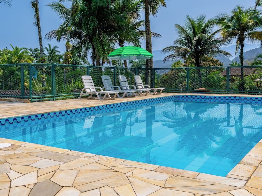 Außenpool, geöffnet von 10:00 Uhr bis 21:00 Uhr, Sonnenschirme