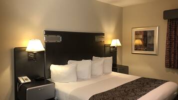 Kamar Basic, 1 Tempat Tidur King | Meja kerja, ruang kerja ramah laptop, dan setrika/meja setrika