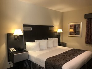 Basic Room, 1 King Bed | Desk, laptop workspace, iron/ironing board - Casa Royal Inn (San Jose)