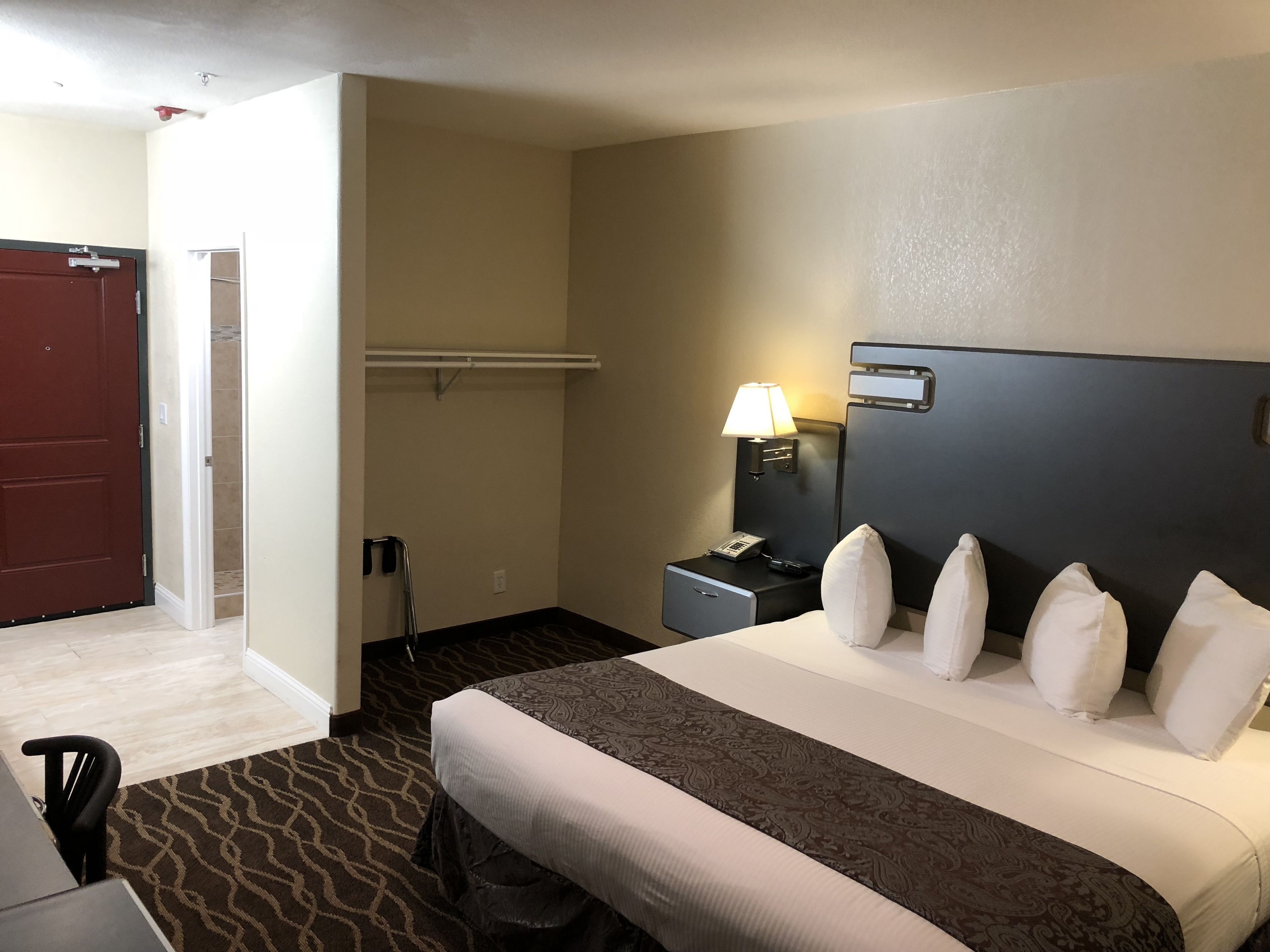 Habitació bàsica, 1 llit de matrimoni gran | Escriptori i espai de treball apte per a portàtils 