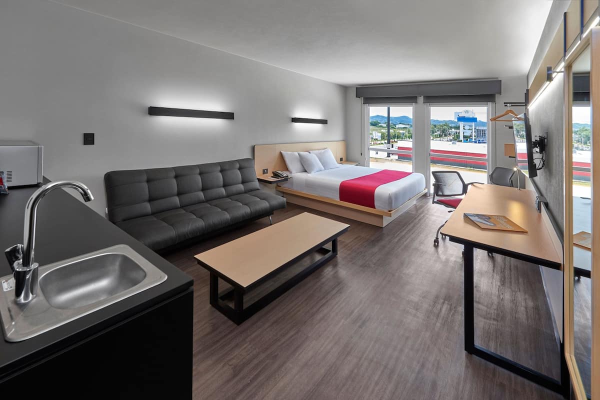 Superior kamer, 1 kingsize bed met slaapbank | Een bureau, verduisterende gordijnen, een strijkplank/strijkijzer