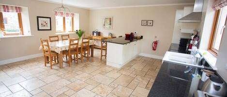 Køleskab, mikrobølgeovn, opvaskemaskine, kaffe-/temaskine