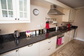 Frigorifero con congelatore, microonde, forno, piano cottura