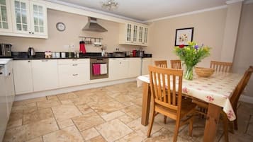 Full-sized fridge, microwave, oven, stovetop