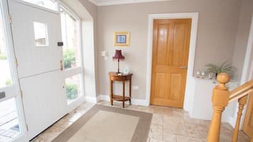 Flat-screen TV, fireplace, DVD player, MP3 dock