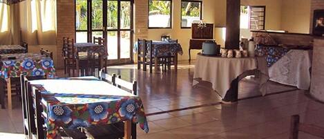 Café da manhã com buffet grátis todos os dias