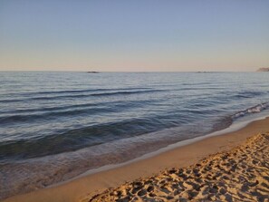 บนชายหาด, เก้าอี้อาบแดด, ร่มชายหาด, ผ้าเช็ดตัวชายหาด