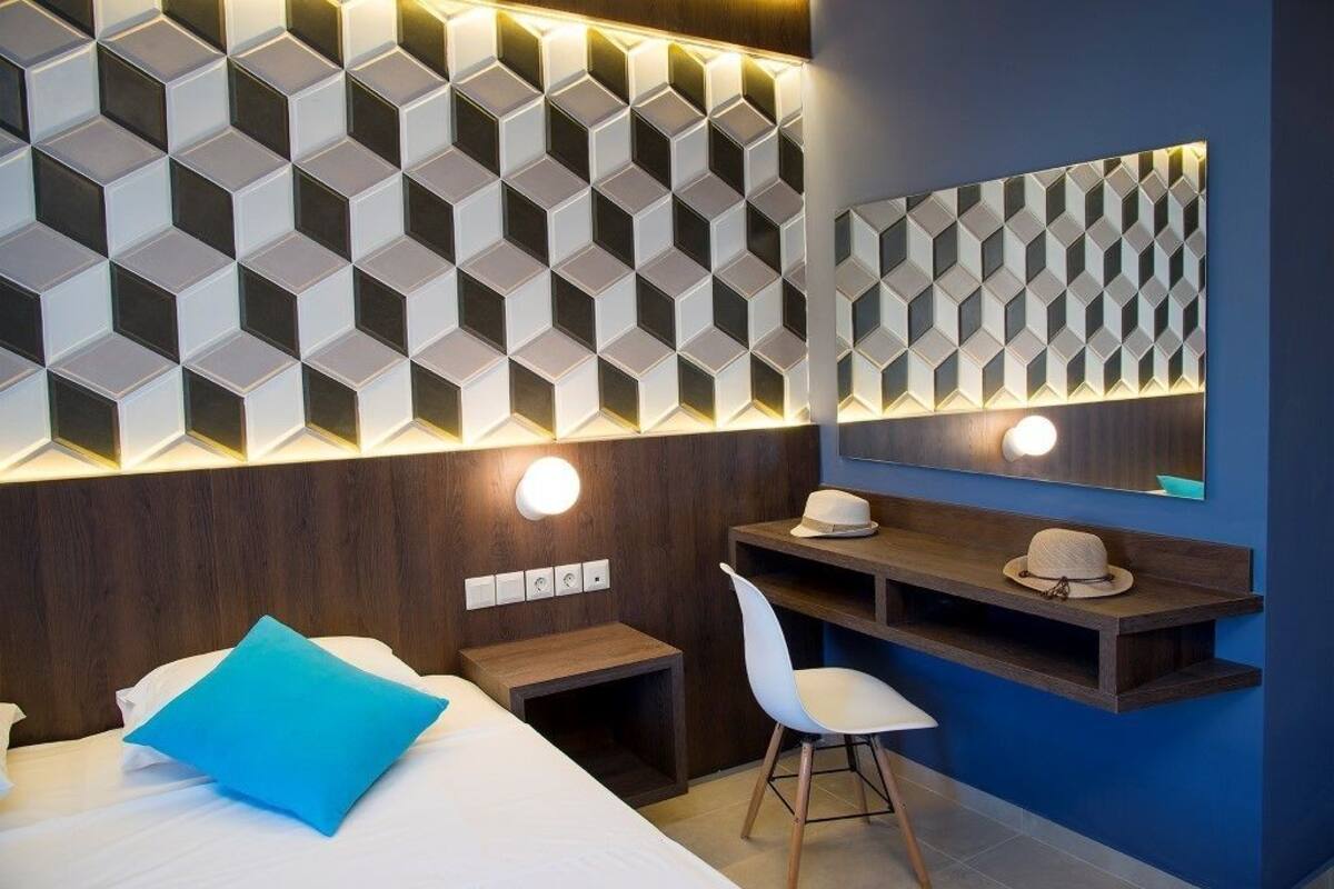 Luxe beddengoed, een strijkplank/strijkijzer, gratis babybedden
