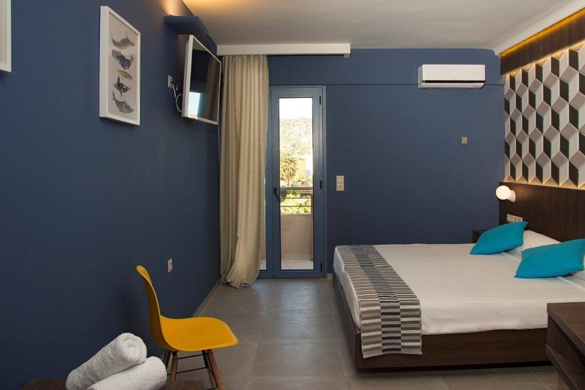 Luxe beddengoed, een strijkplank/strijkijzer, gratis babybedden