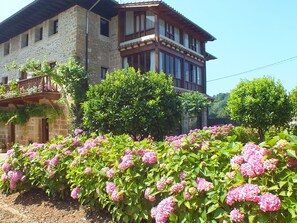 Front of property - Hostería Spa El Pomar (Alfoz de Lloredo)